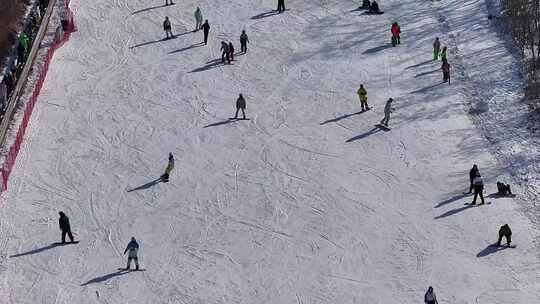 冬季旅游 航拍滑雪中 雪上运动视频素材模板下载