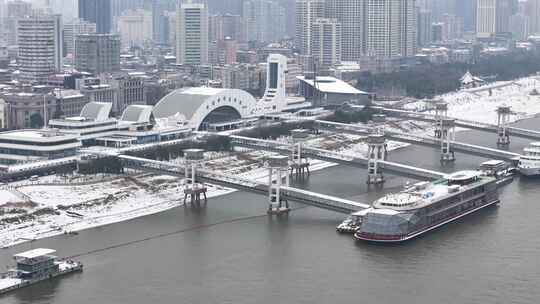 武汉航拍江汉关钟楼武汉关轮渡码头船雪景