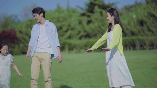 温馨的一家三口草地游玩