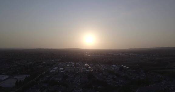 地平线上日落的无人机镜头