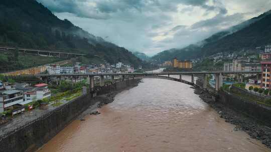 魔幻云山云南怒江两岸村镇公路跨江桥梁