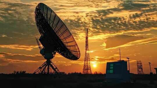 日落时分卫星天线与信号塔