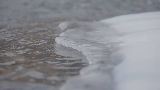 冰岸水流固定变焦镜头4k50帧灰片视频素材模板下载