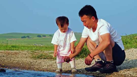 草原父子互动玩耍场景