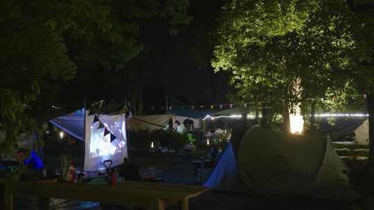 夜晚在帐篷里看露天电影