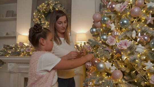 装饰圣诞树的母女视频素材模板下载