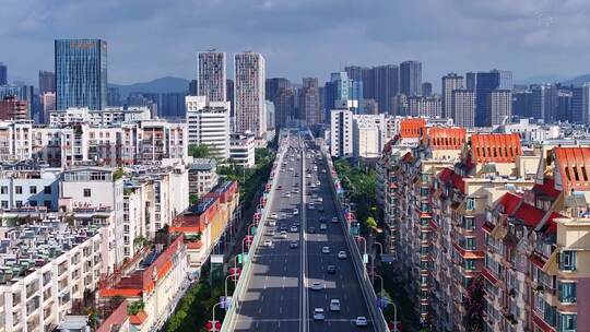 云南昆明城市建筑中的车流马路航拍