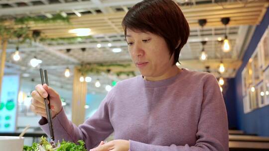 在餐厅用餐的东方女性