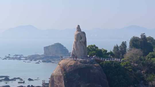 俯瞰厦门特色建筑与城市风光的全景画面