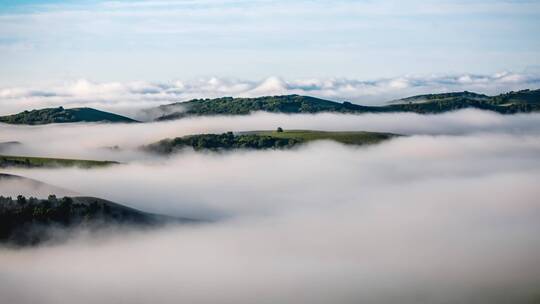 乌兰布统大草原夏天的晨雾