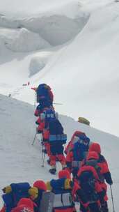 攀登冰川之父慕士塔格峰雪山的登山队队员