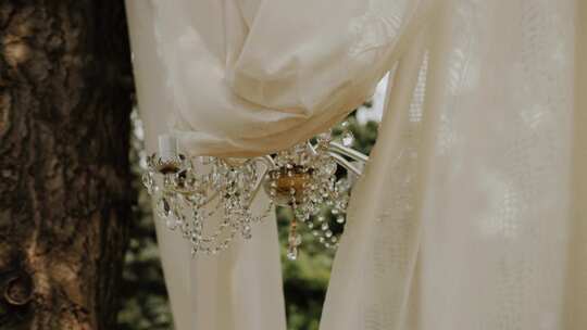 婚礼装饰乡村复古婚礼仪式在森林高质量的镜