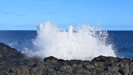 大海浪冲击礁石浪花飞溅