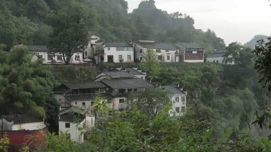 安徽省黄山市齐云山雨天徽派山村实拍视频