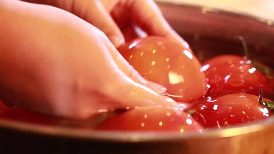 【镜头合集】一盆清水浸泡清洗西红柿