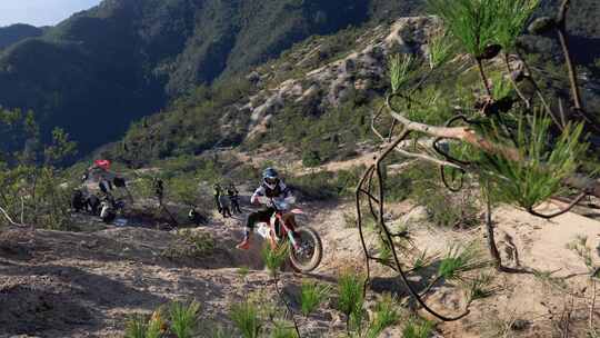 越野摩托车选手山顶黄土坡冲坡失败