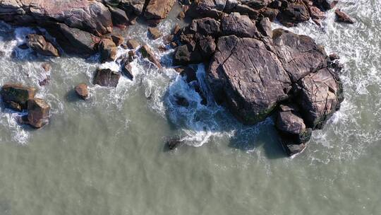 海浪拍打岩石礁石