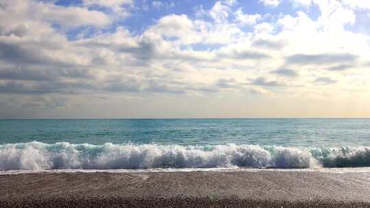 蓝天白云海边海浪翻滚