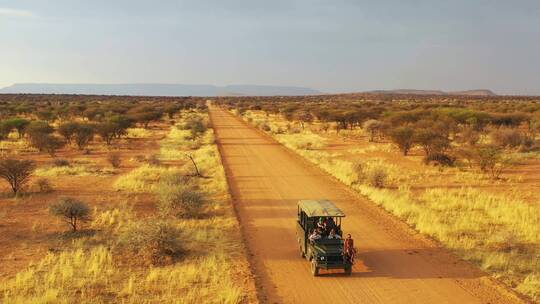 汽车在非洲草原上行驶
