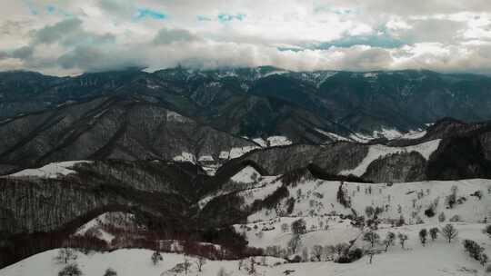 白雪覆盖的辛德雷尔山脉，在戏剧性的多云天