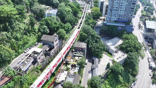 晴朗山城雾都重庆城市风光 李子坝轻轨穿楼