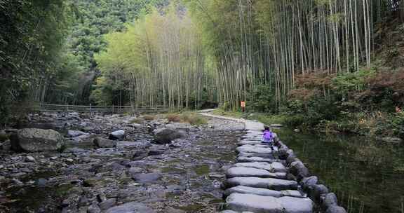 小女孩在山间竹林徒步玩耍