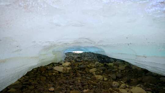 春天河道阳光下白色冰雪消融冰块化冻滴水