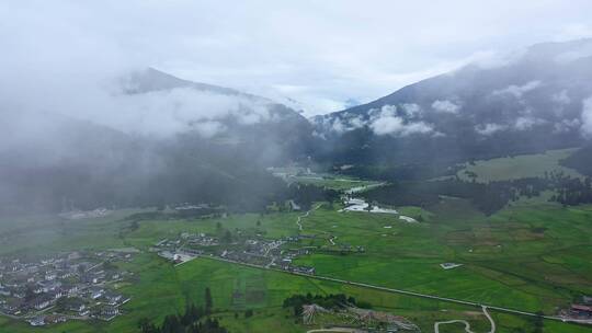 航拍雨后的鲁朗镇扎西岗村田园风光