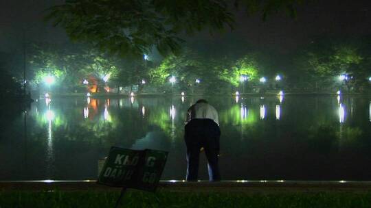 一名老人在湖前打太极视频素材模板下载