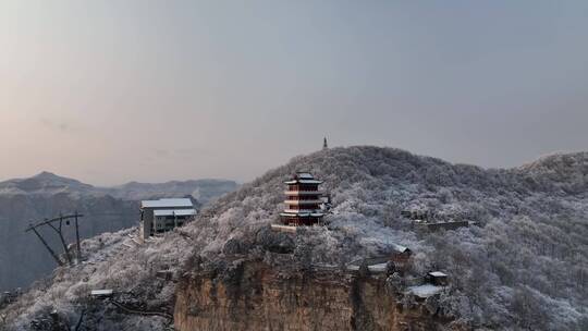 航拍焦作云台山峰林峡山脉冬季雾凇雪景