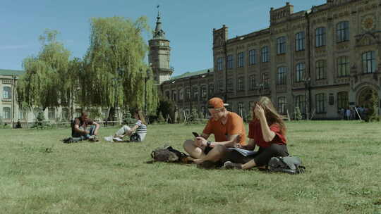 大学生在校园草坪上学习