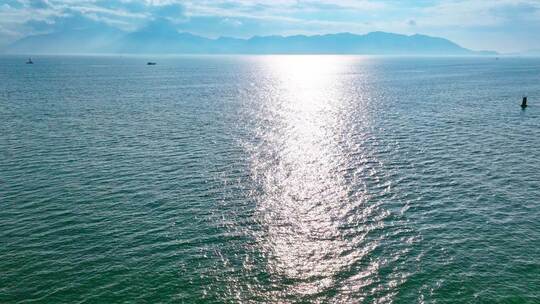海面阳光照射远景