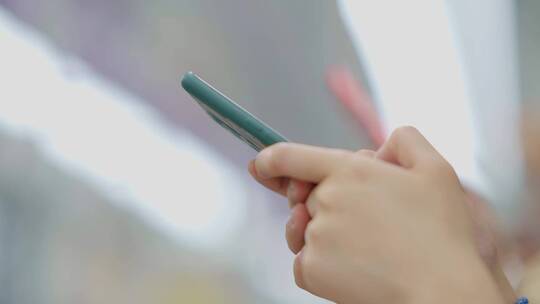 年轻人使用手机玩手机刷手机视频素材模板下载