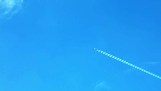 飞机拉线蓝天飞行