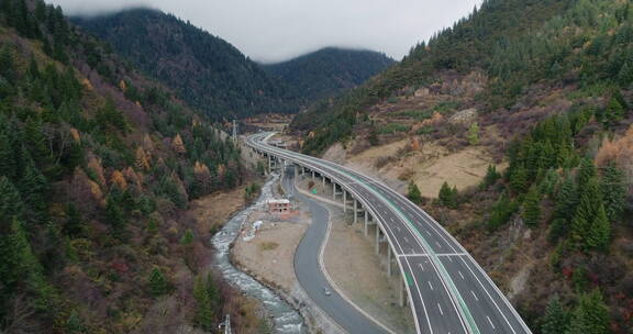 川西航拍风景峡谷中的高速公路