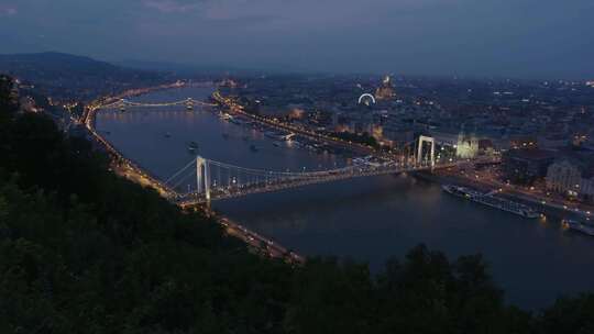 匈牙利布达佩斯多瑙河铁索桥逐格 夜景Li