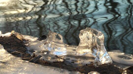 4K冬日暖阳晶莹剔透的冰块河流解冻