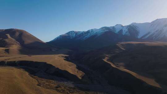 新西兰南岛山脉间的公路 穿山公路 航拍