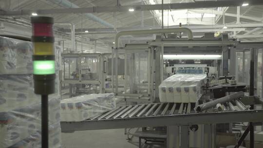 造纸厂正在工作的输送机