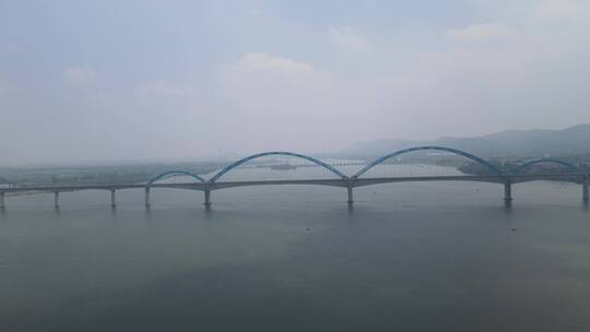 航拍湖北襄阳跨越汉江铁路大桥视频素材模板下载