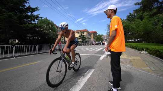 刘公岛杯2023年威海铁人三项世界杯赛骑行者