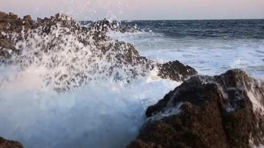 海浪拍打岸边礁石