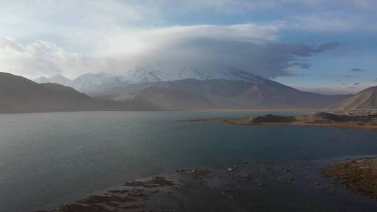 壮丽的新疆雪山湖泊自然风光航拍