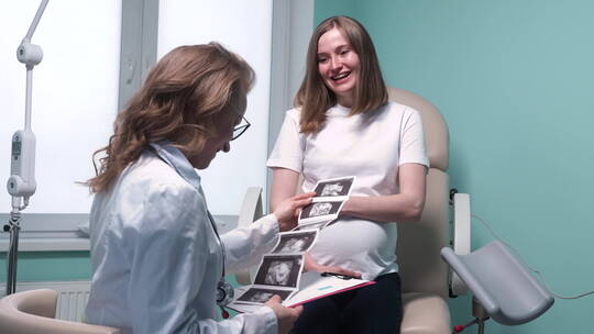 妇科医生给怀孕的病人看超声波