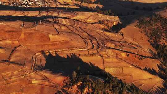 航拍云南香格里拉高山梯田牧场