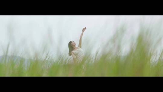 白色连衣裙女子在草地上跳舞视频素材模板下载