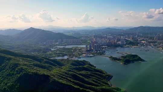 山水之间的城市风光全景