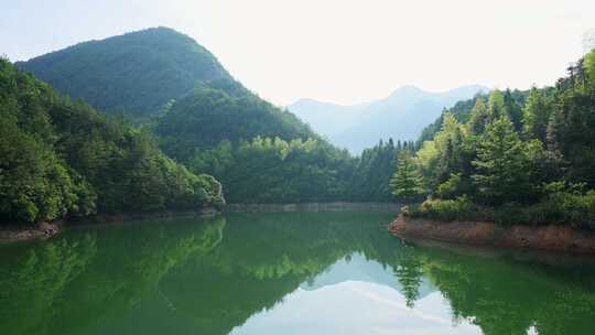 山里绿色的森林和湖泊