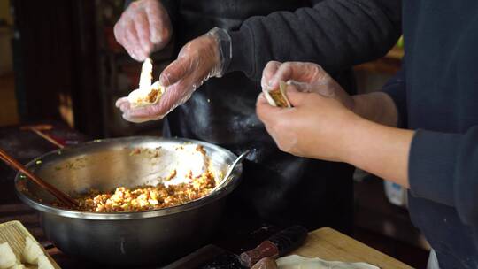 节日家庭夫妻包饺子