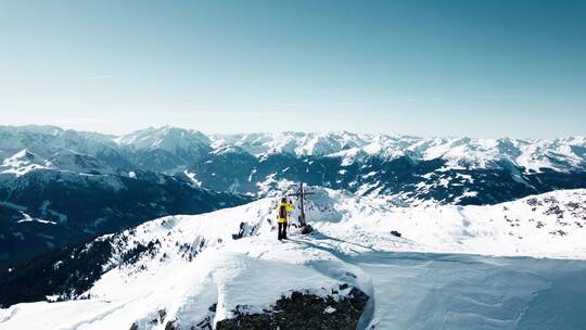 登山者把工具放在雪山山顶